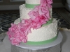 pink-roses-on-wedding-cake