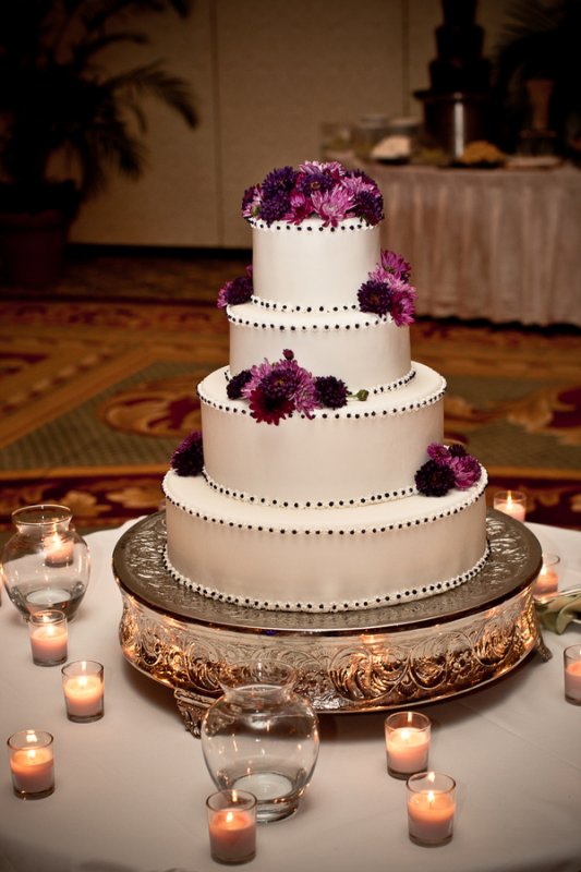 fresh-flowers-on-wedding-cake_wedding_ritz_carlton_sarasota_florida_photography