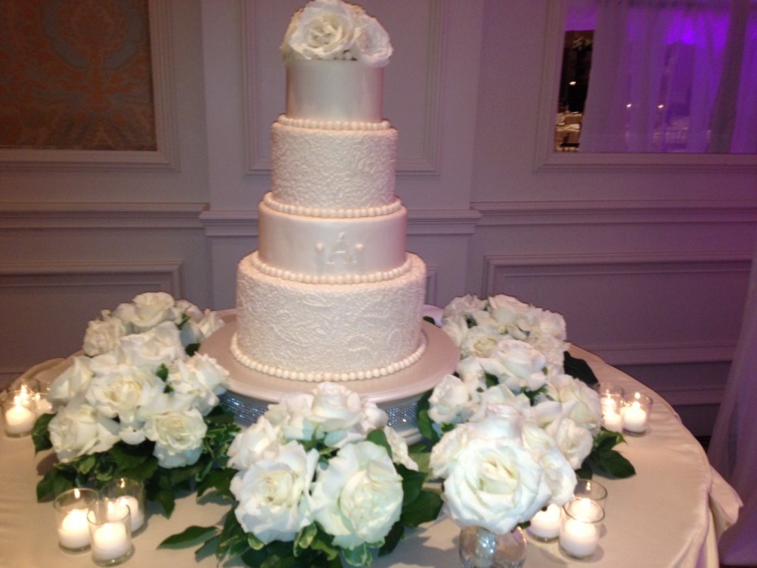wedding cake with white mondial roses