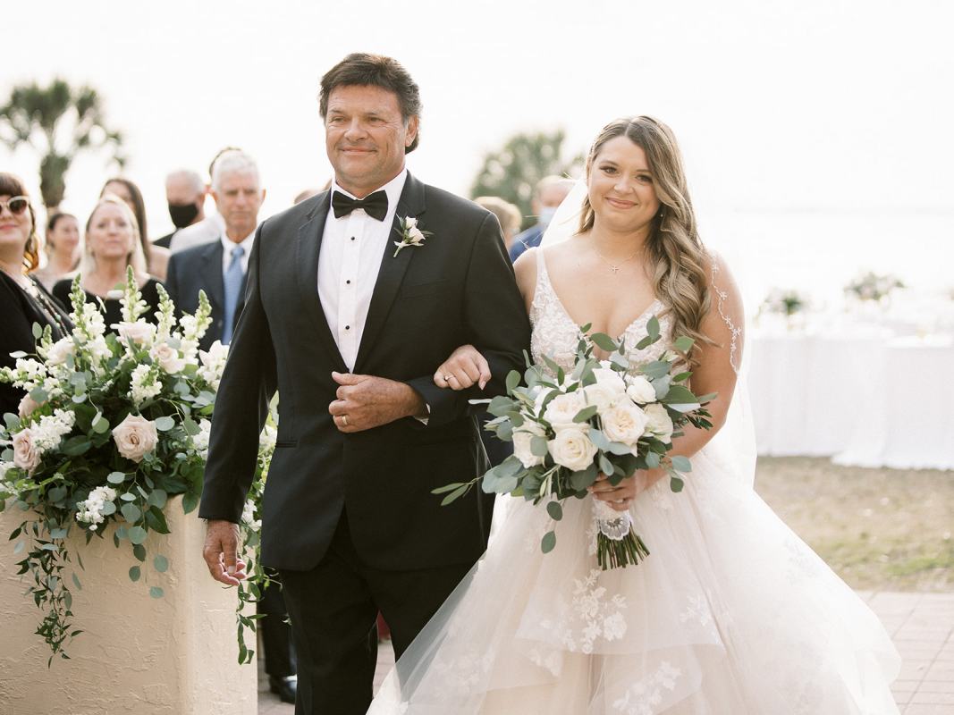 bride-w-father-entry-to-aisle-