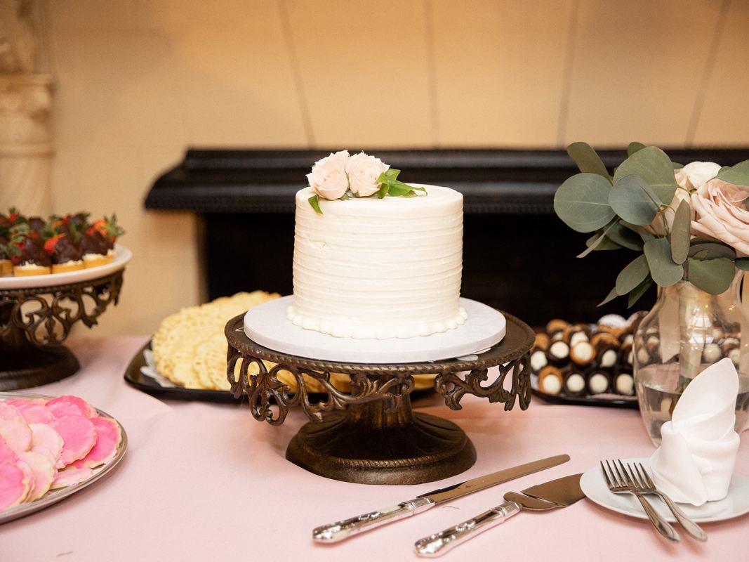 cake-for-cutting-desert-table-