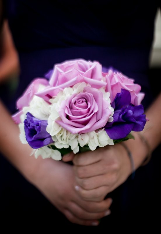bridesmaids-bouquet-of-hydrangea-roses-lizanthus