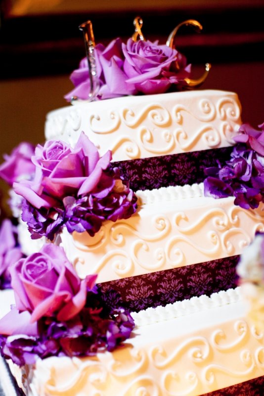 purple-hydrangea-and-lavender-roses-for-wedding-cake
