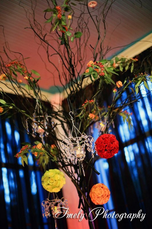 Black tree for reception table, pompadour rose balls