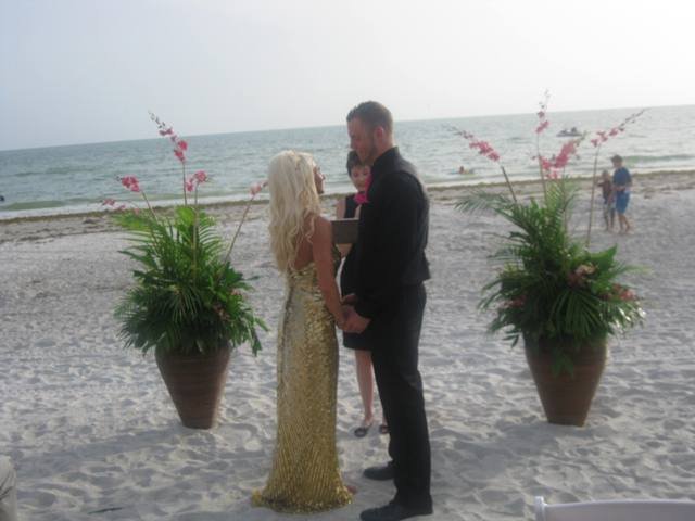 beach-wedding-at-lido-beach-resort