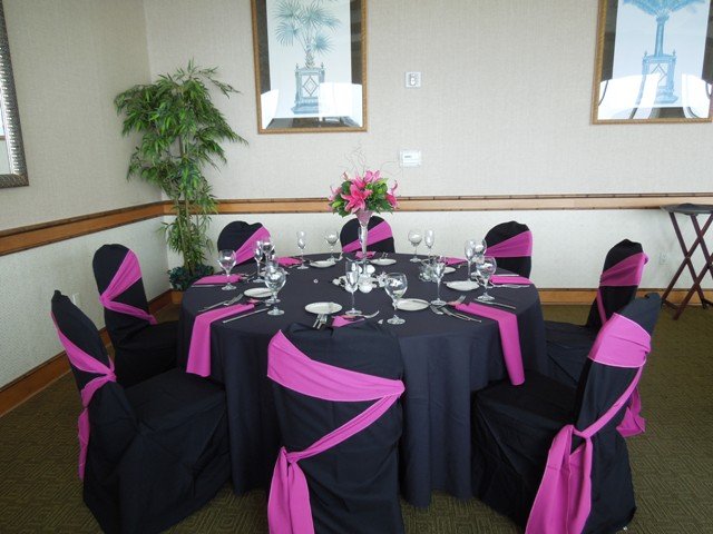 pink-and-black-table-decor